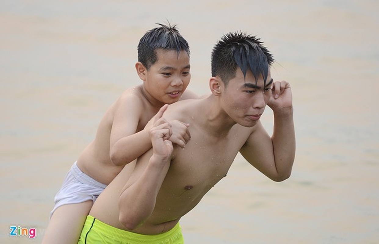 Nang nong, nguoi Ha Noi keo nhau di boi ha nhiet-Hinh-5